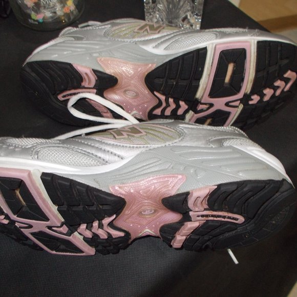 EUC Ladies Nike shoes size 8.5 B - Picture 2 of 4